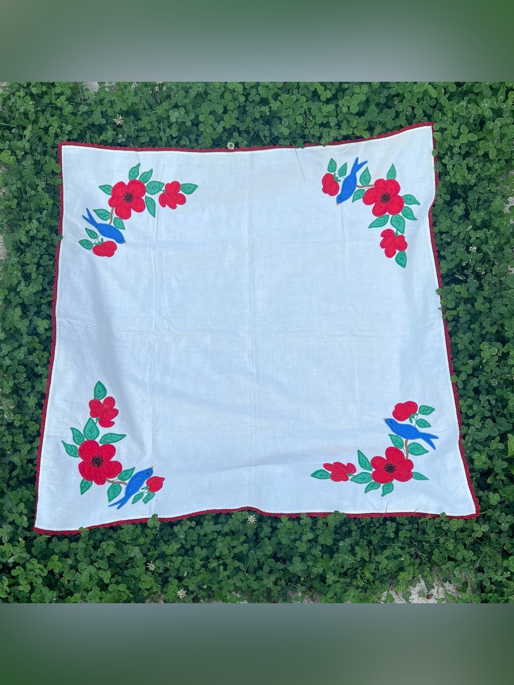 Vintage 1950s Embroidered Bluebird Red Poppy 36” Tablecloth